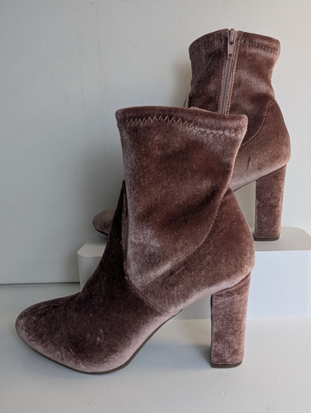 Steve Madden Mauve Pink Velvet Side Zip Block Heel Ankle Booties sz 7.5 preppy